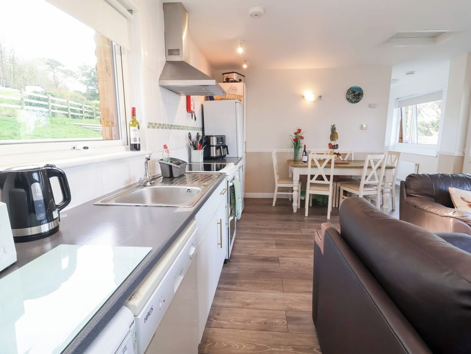 Cottage | Private kitchen | Fridge, dishwasher, electric kettle, toaster