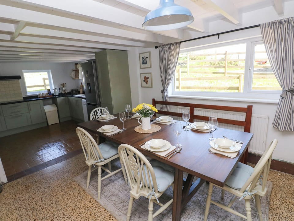 Cottage | Dining