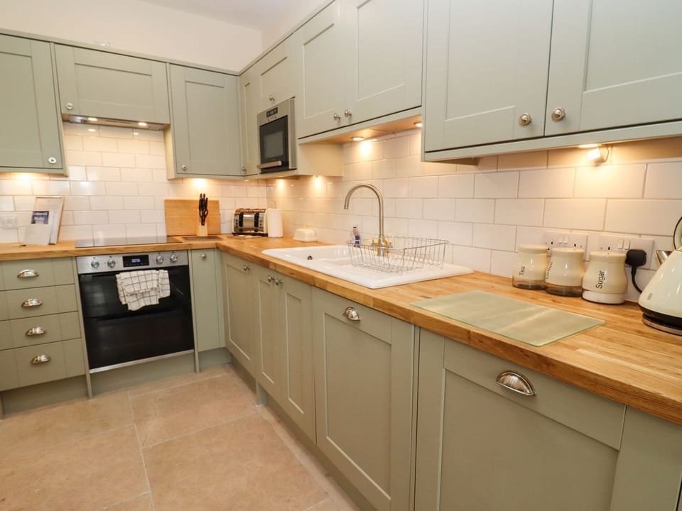 Fridge, dishwasher, electric kettle, cookware/dishes/utensils