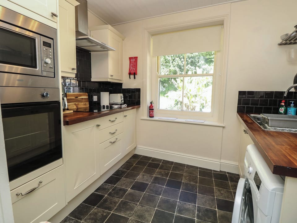 Cottage | Private kitchen | Fridge, cookware/dishes/utensils