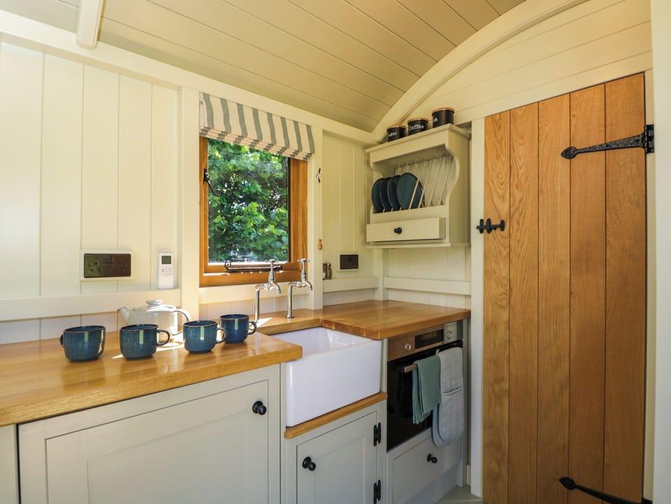 Cottage | Private kitchen | Fridge, electric kettle, toaster, cookware/dishes/utensils