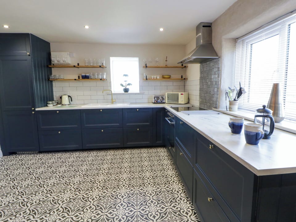 Cottage | Private kitchen | Fridge, dishwasher, cookware/dishes/utensils
