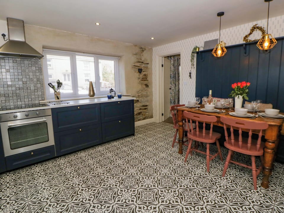 Cottage | Private kitchen | Fridge, dishwasher, cookware/dishes/utensils