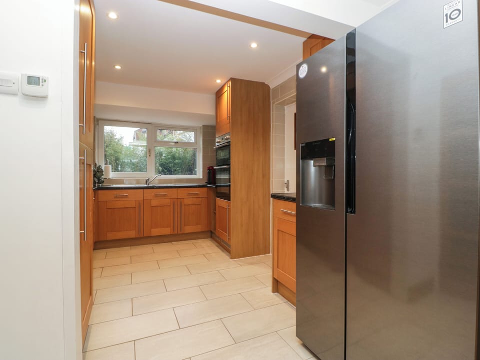 Fridge, dishwasher, toaster, cookware/dishes/utensils
