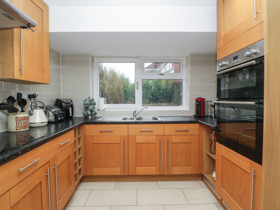 Fridge, dishwasher, toaster, cookware/dishes/utensils