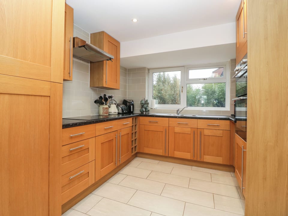 Fridge, dishwasher, toaster, cookware/dishes/utensils