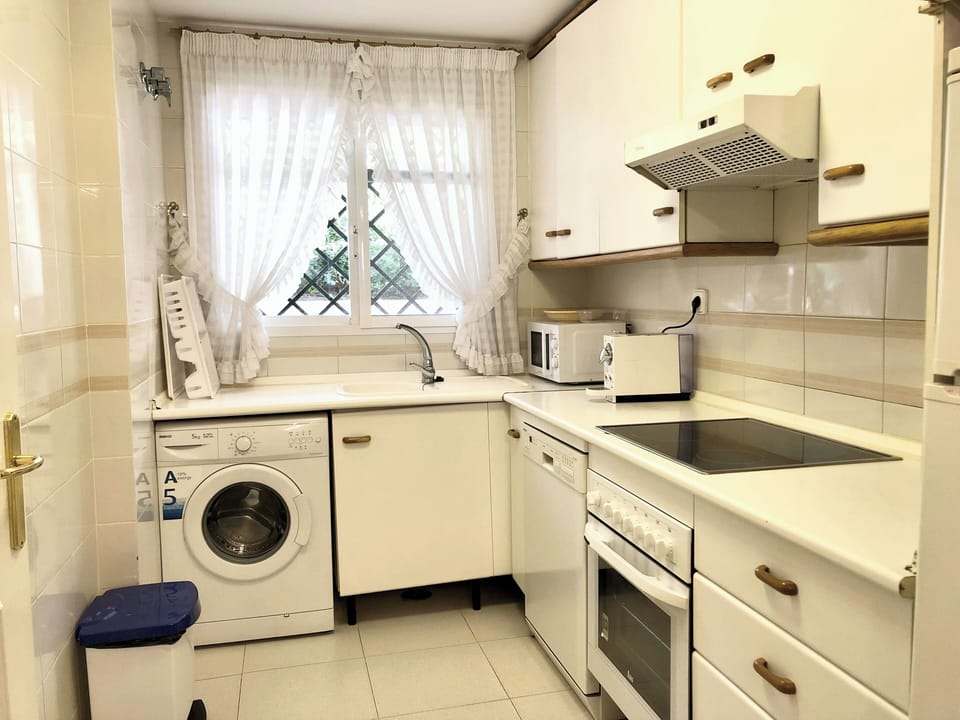 Comfort Apartment, Garden View | Private kitchen | Full-size fridge, microwave, oven, stovetop
