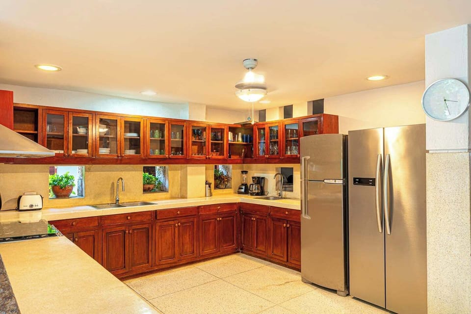 Kitchen · Fully equipped · Wooden cabinets · Gas stove · Fridge