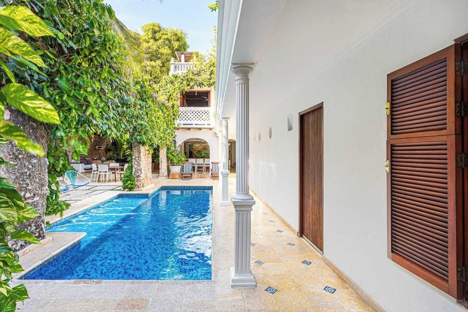 Private pool · Colonial columns · Tropical garden · 24h