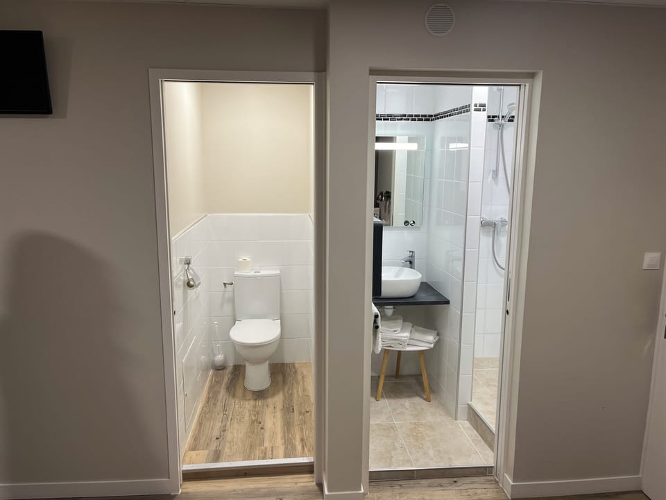Standard Double Room | Bathroom