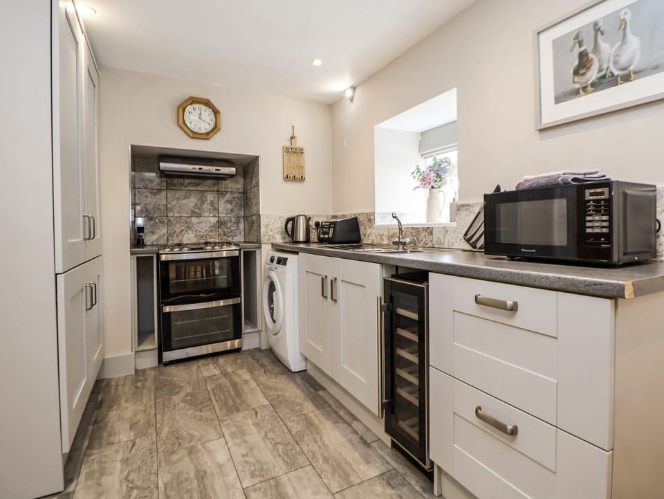 Cottage | Private kitchen | Electric kettle, toaster, cookware/dishes/utensils