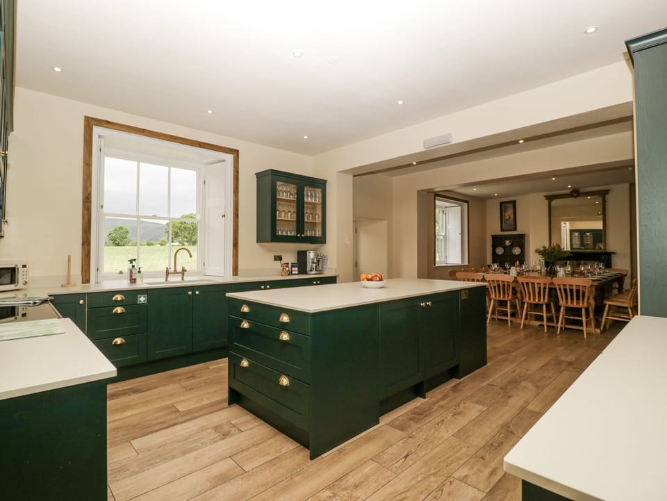 Cottage | Private kitchen | Dishwasher, cookware/dishes/utensils