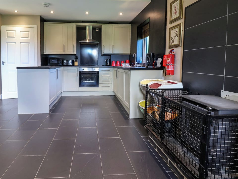 Cottage | Private kitchen | Fridge, dishwasher, cookware/dishes/utensils