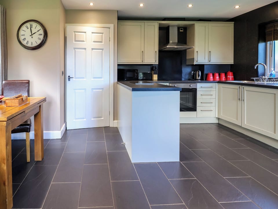 Cottage | Private kitchen | Fridge, dishwasher, cookware/dishes/utensils