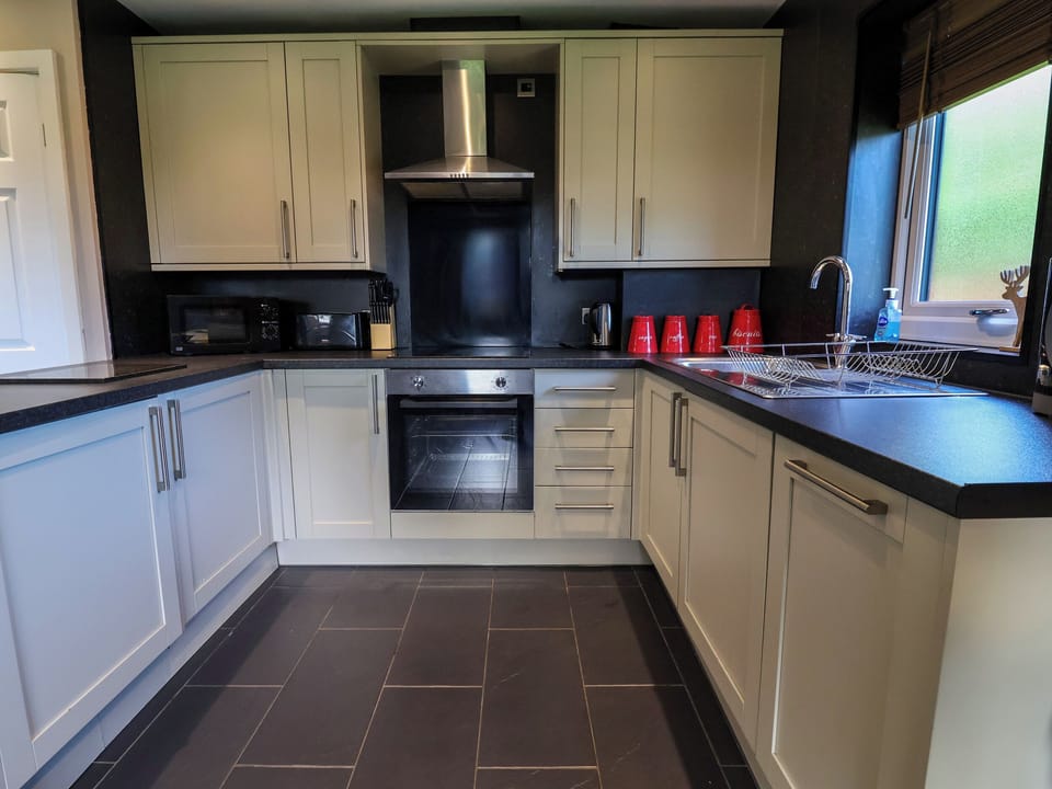 Cottage | Private kitchen | Fridge, dishwasher, cookware/dishes/utensils