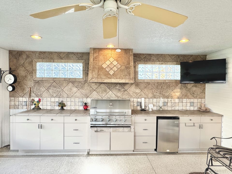 Screened-in Lanai with Flatscreen TV, Grill and Mini Fridge 
