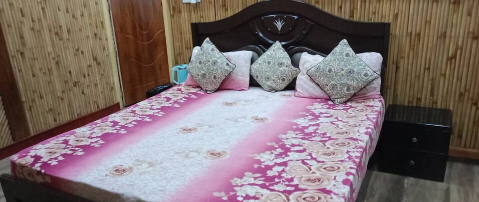 Basic Double Room, Balcony, Hill View | Living area