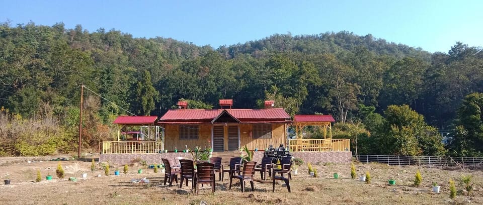 Basic Double Room, Balcony, Hill View | Living area