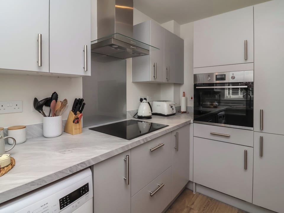 Cottage | Private kitchen | Fridge, electric kettle, toaster, cookware/dishes/utensils