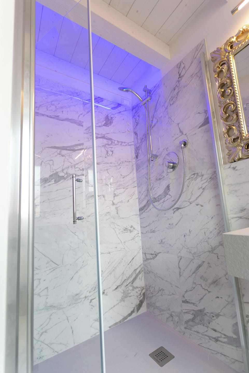 Deluxe Quadruple Room | Bathroom | Shower, hair dryer, slippers, towels