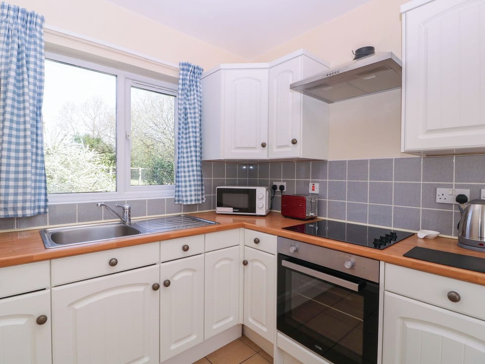 Cottage | Private kitchen | Fridge, electric kettle, toaster, cookware/dishes/utensils