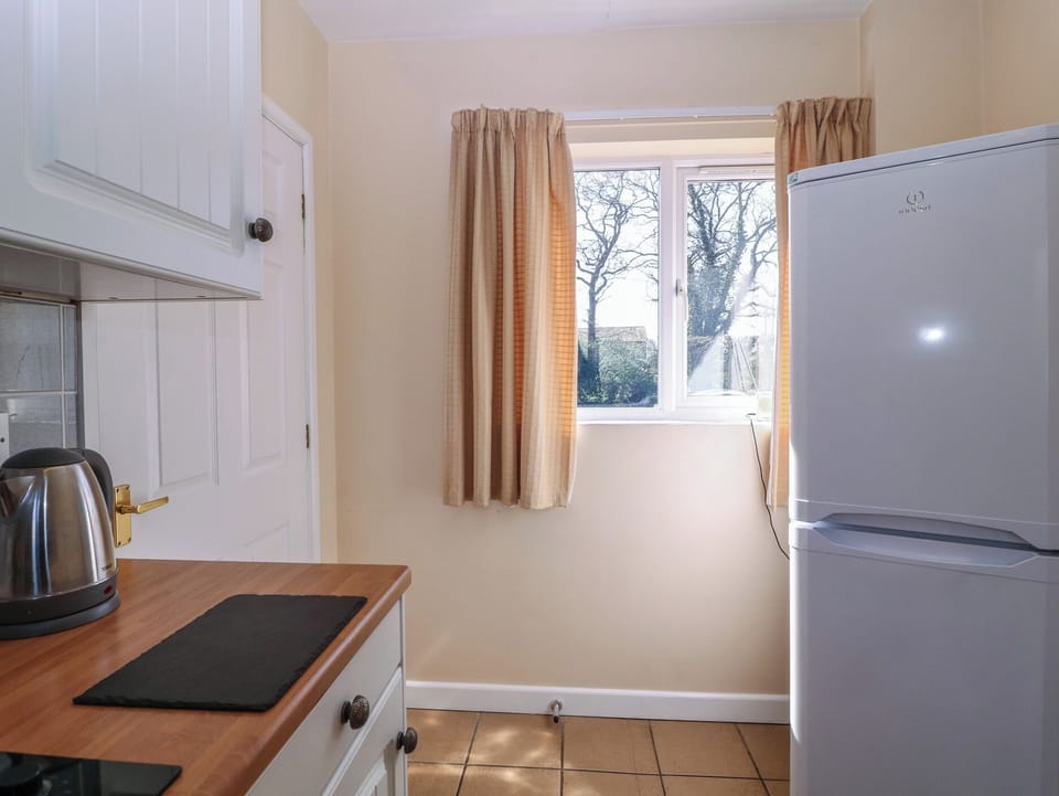 Cottage | Private kitchen | Fridge, electric kettle, toaster, cookware/dishes/utensils