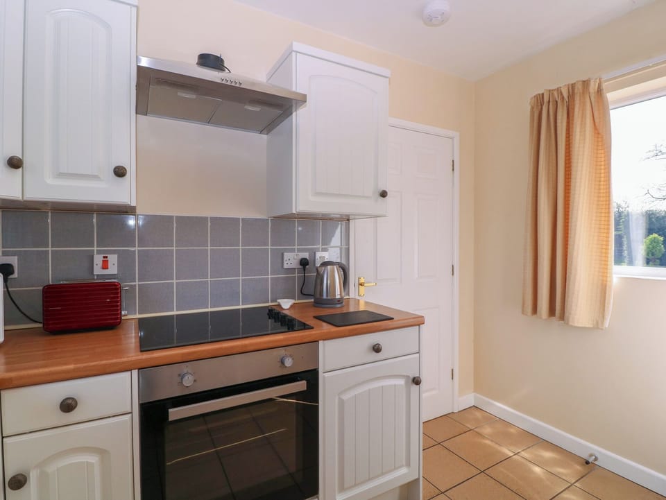 Cottage | Private kitchen | Fridge, electric kettle, toaster, cookware/dishes/utensils