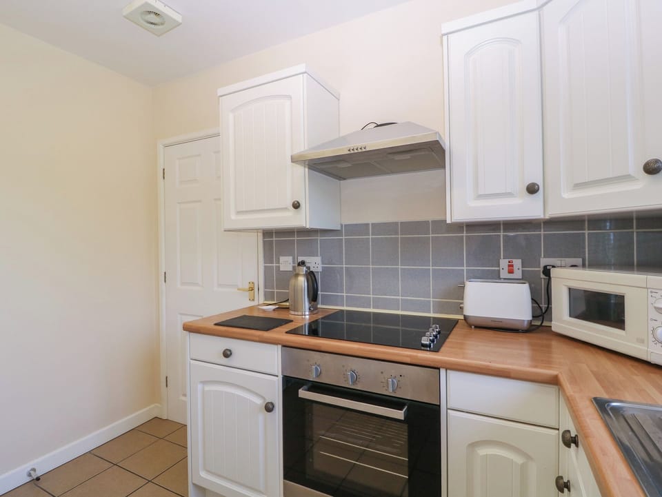 Cottage | Private kitchen | Fridge, electric kettle, toaster, cookware/dishes/utensils
