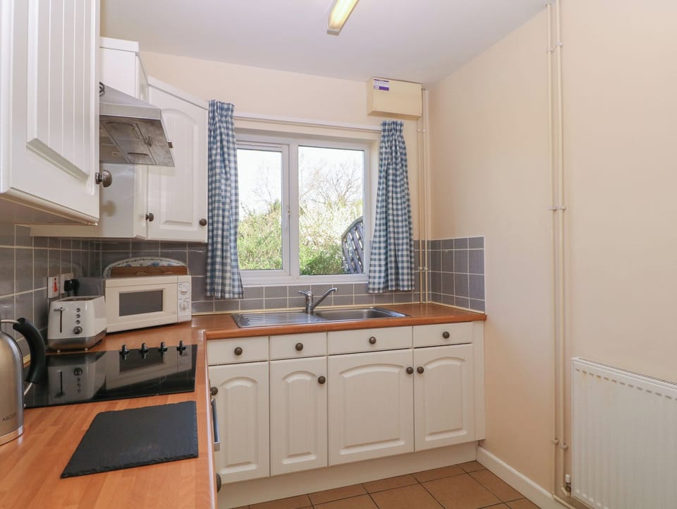 Cottage | Private kitchen | Fridge, electric kettle, toaster, cookware/dishes/utensils