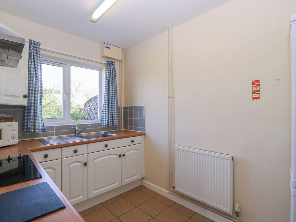 Cottage | Private kitchen | Fridge, electric kettle, toaster, cookware/dishes/utensils
