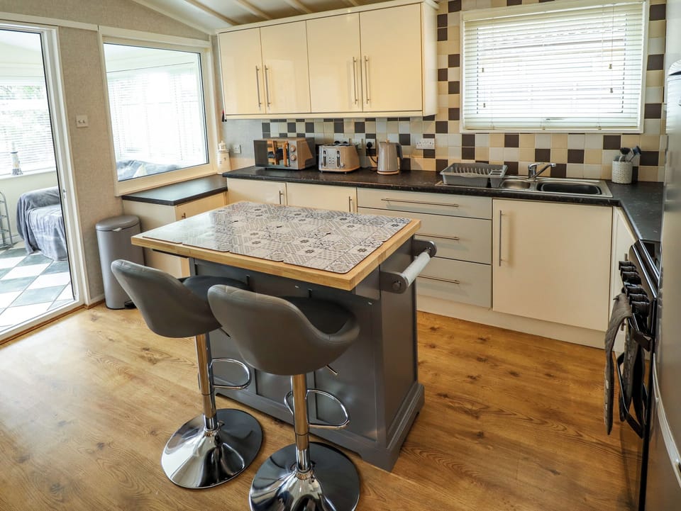 Fridge, cookware/dishes/utensils