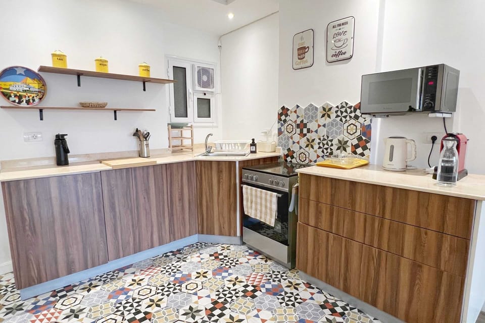 Basic Apartment | Private kitchen | Fridge, microwave, oven, stovetop