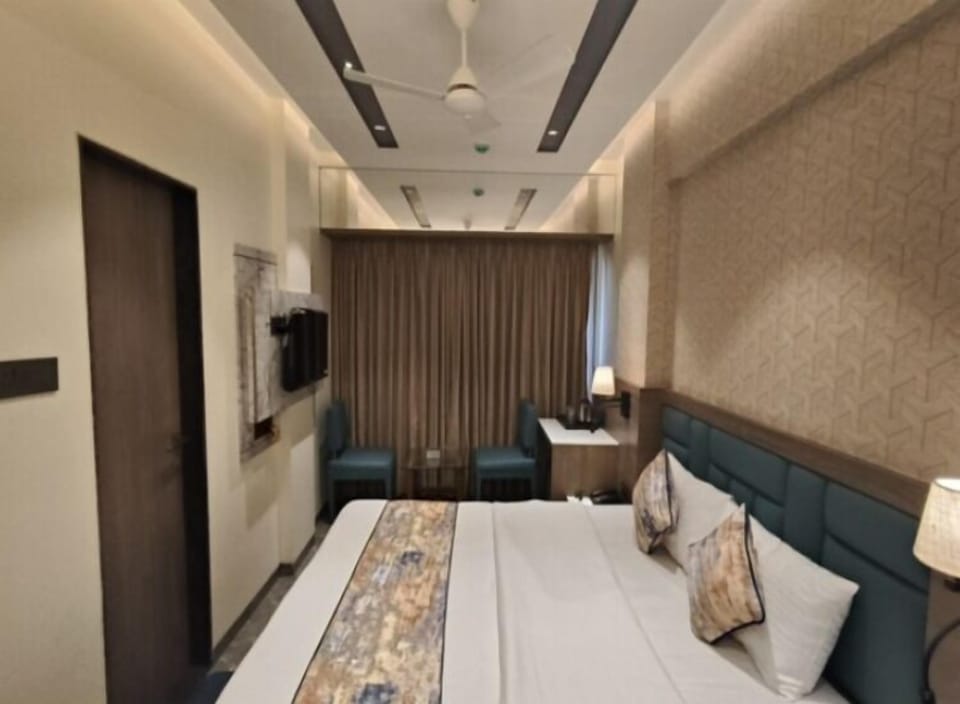 Deluxe Room | In-room safe, desk, iron/ironing board, free WiFi