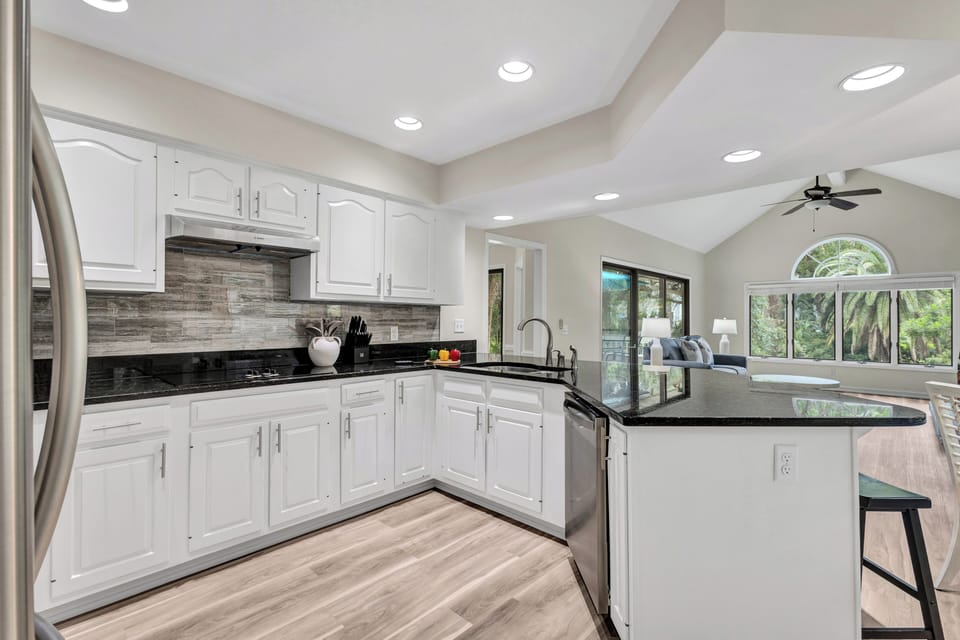 Cook up your favorite dishes in the fully renovated kitchen, equipped with high-end appliances and ample prep space.