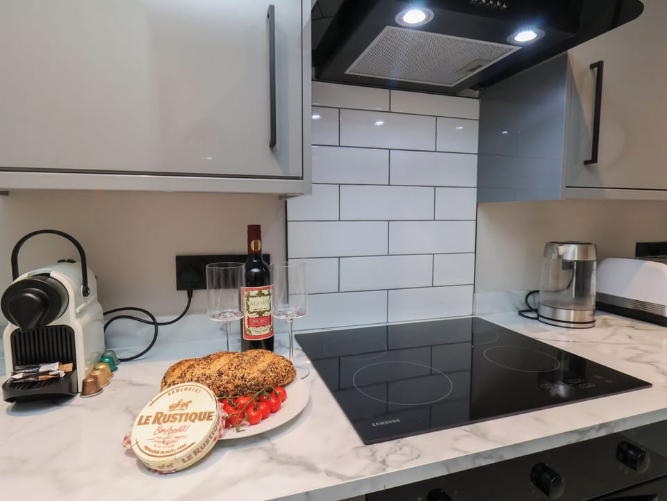 Dishwasher, electric kettle, cookware/dishes/utensils