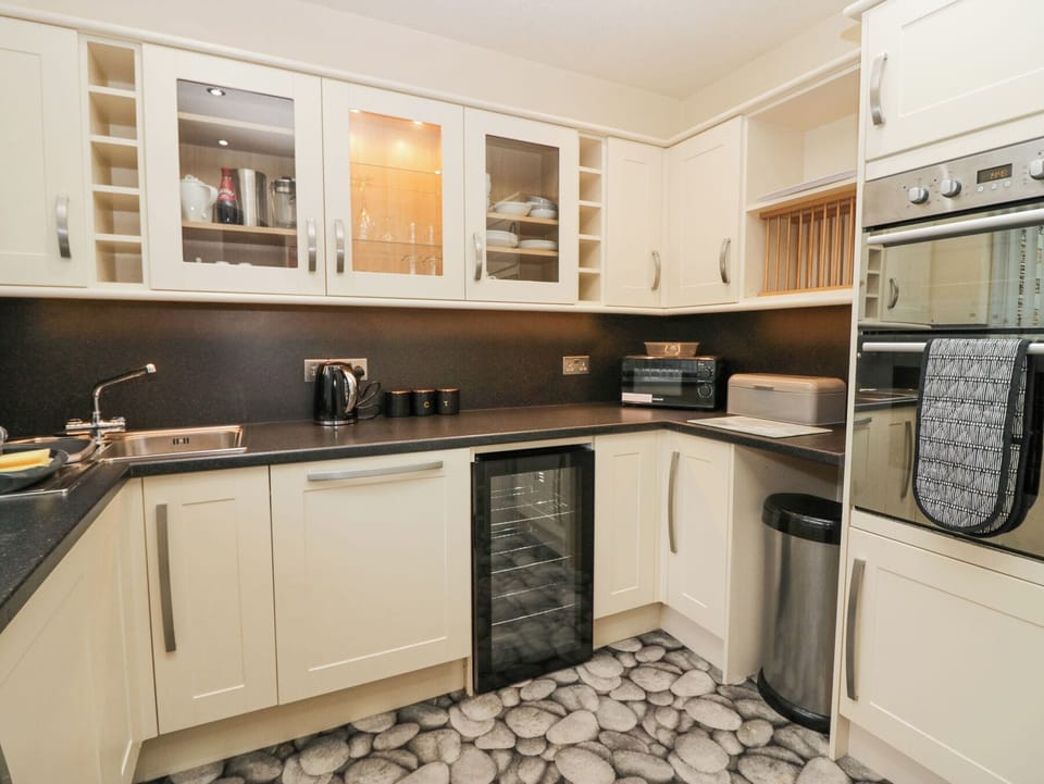 Fridge, dishwasher, cookware/dishes/utensils