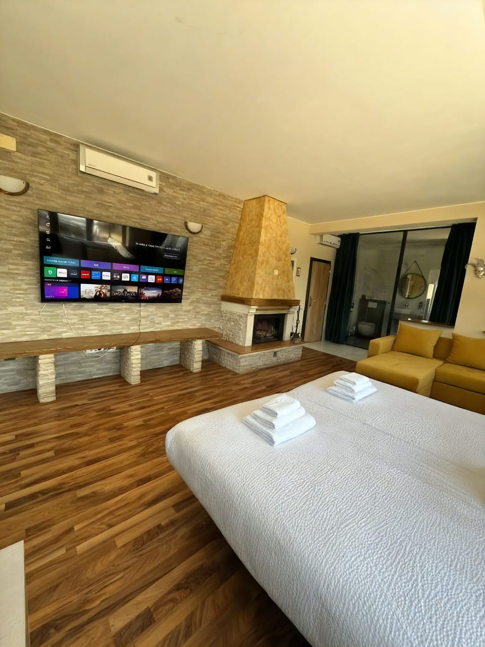Deluxe Suite, Balcony, Garden View | Free minibar, free WiFi, bed sheets