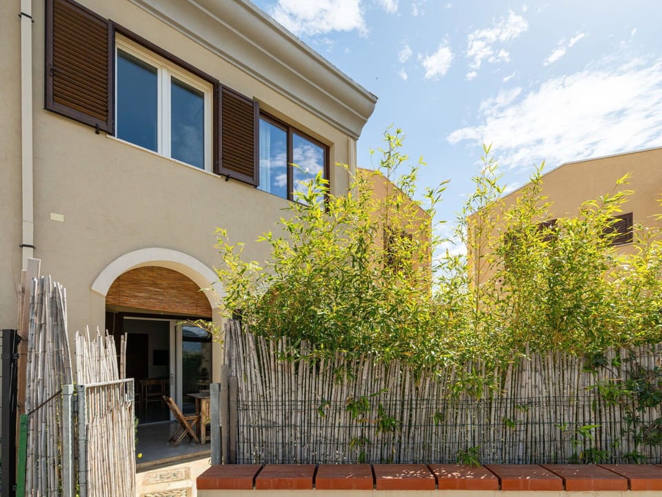 Wall, Shrub, Home, Shade, Garden, Backyard, Concrete, Yard, Landscaping, Home Fencing