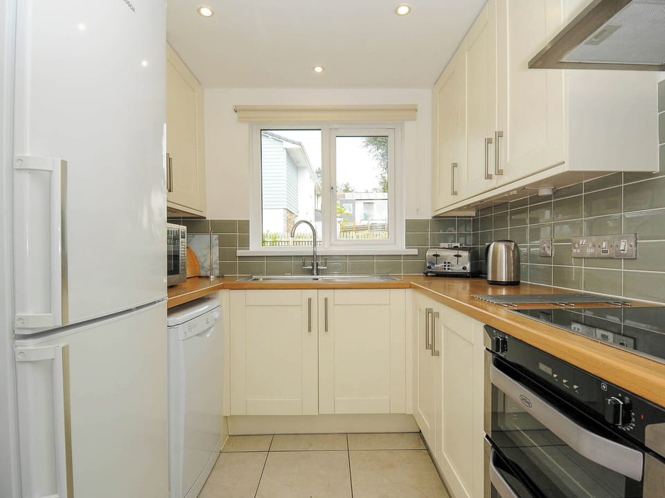 Cottage | Private kitchen | Fridge, dishwasher, cookware/dishes/utensils