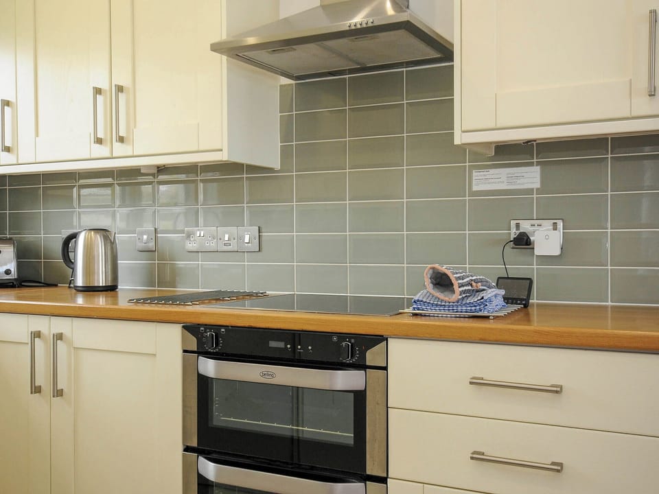 Cottage | Private kitchen | Fridge, dishwasher, cookware/dishes/utensils