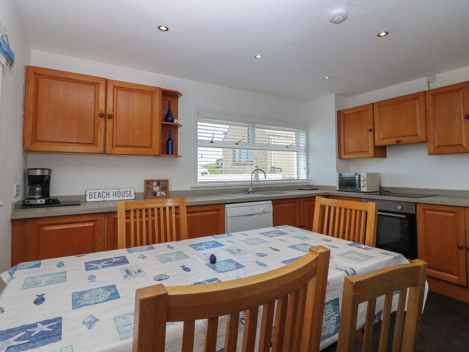 Dishwasher, cookware/dishes/utensils