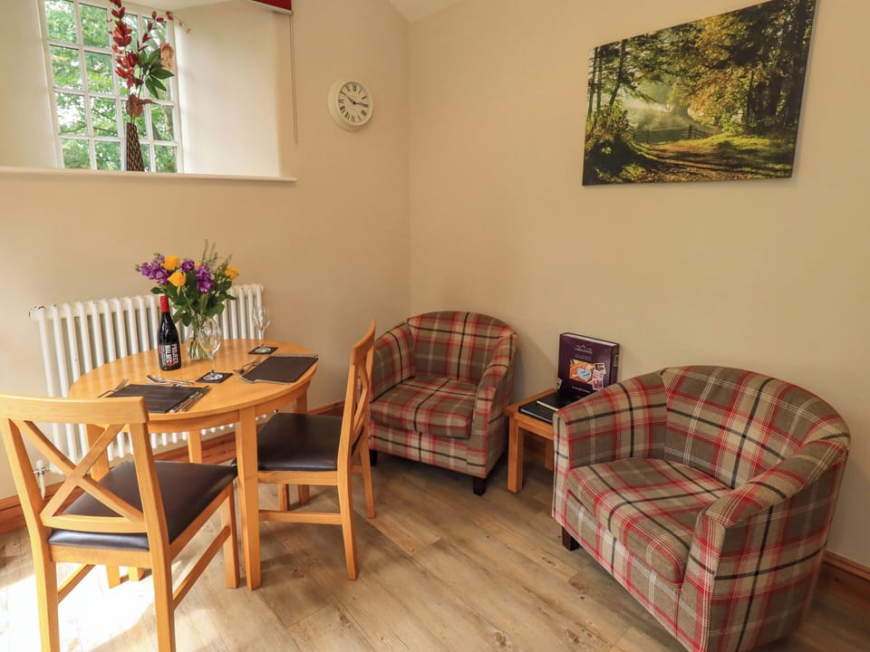Cottage | Dining