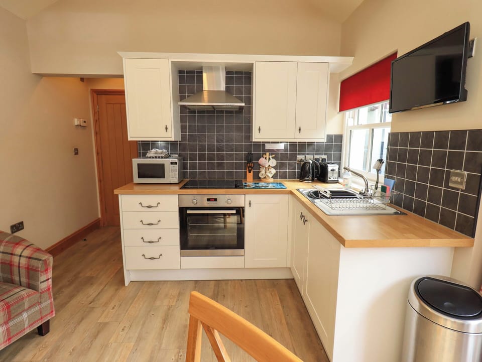 Cottage | Private kitchen | Fridge, cookware/dishes/utensils