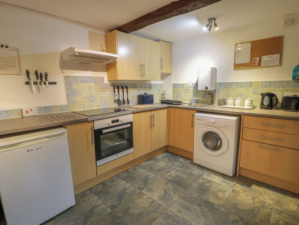 Fridge, cookware/dishes/utensils