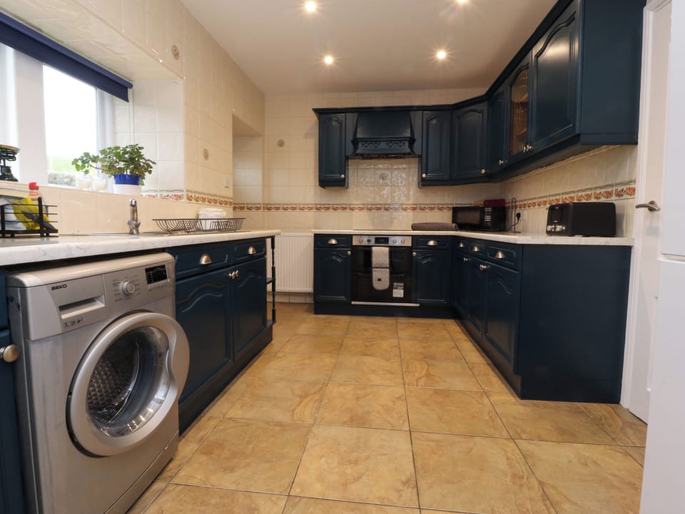 Dishwasher, cookware/dishes/utensils