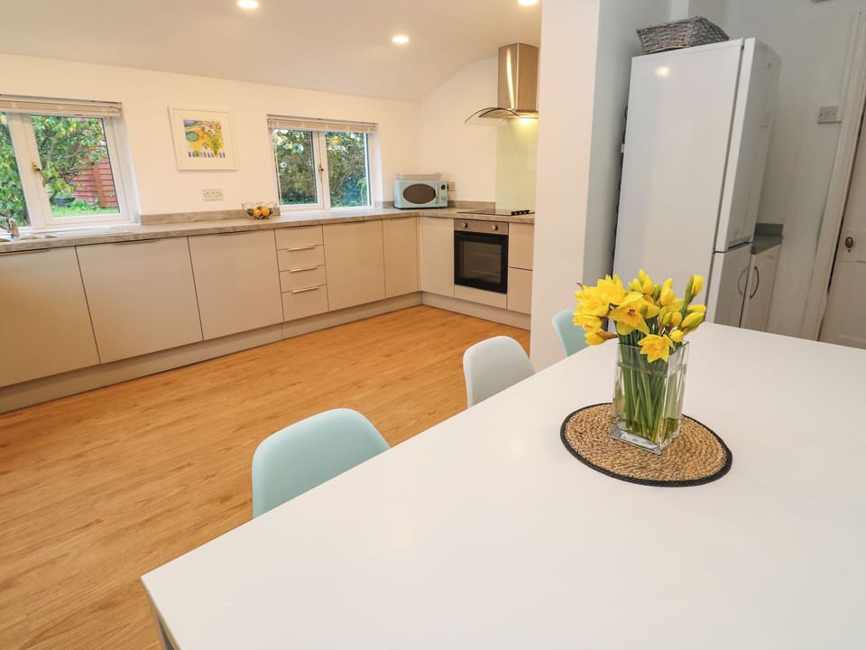 Dishwasher, electric kettle, toaster, cookware/dishes/utensils