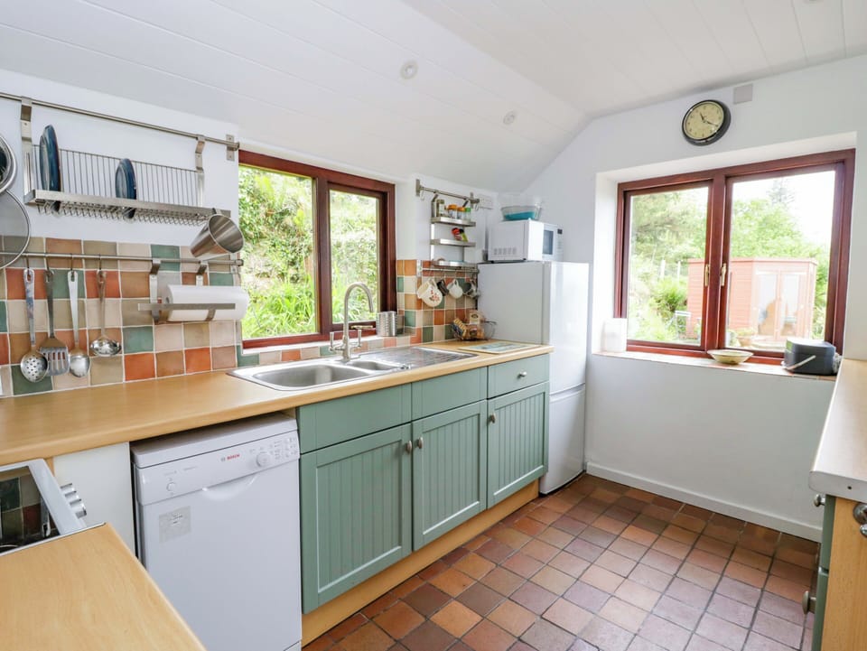 Cottage | Private kitchen | Fridge, dishwasher, electric kettle, toaster