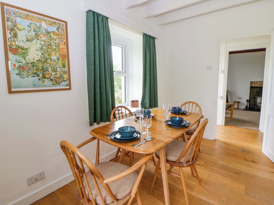 Cottage | Dining