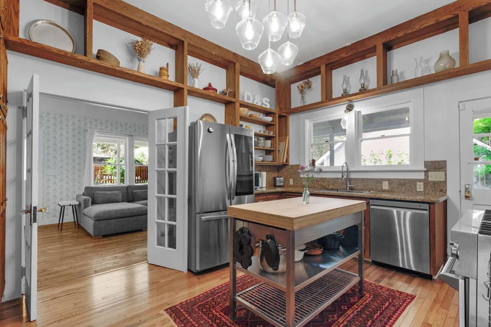 The heart of Sweetwater Ranch! Whip up a delicious dinner using local Sonoma County ingredients or simply unpack your takeout in this bright, beautifully appointed kitchen.