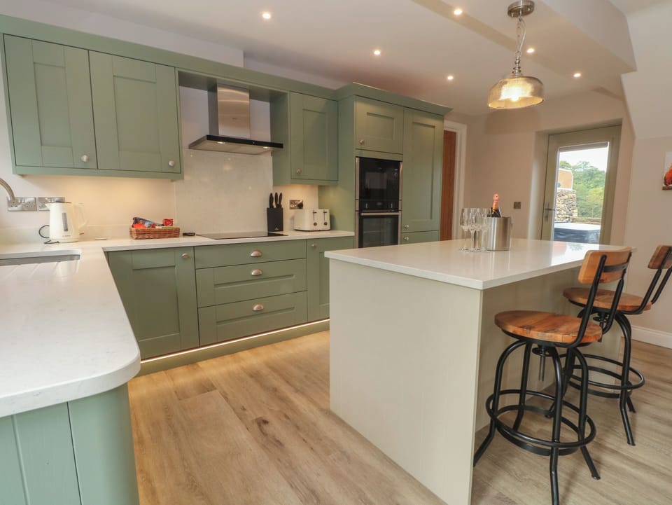 Fridge, dishwasher, cookware/dishes/utensils